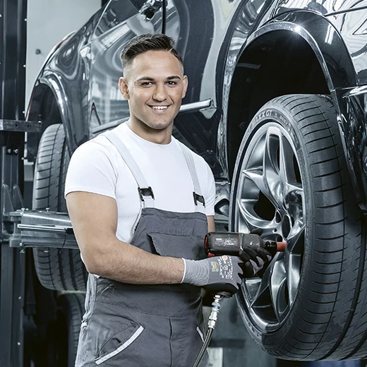 Automobil-Assistent:in EBA während der Arbeit.