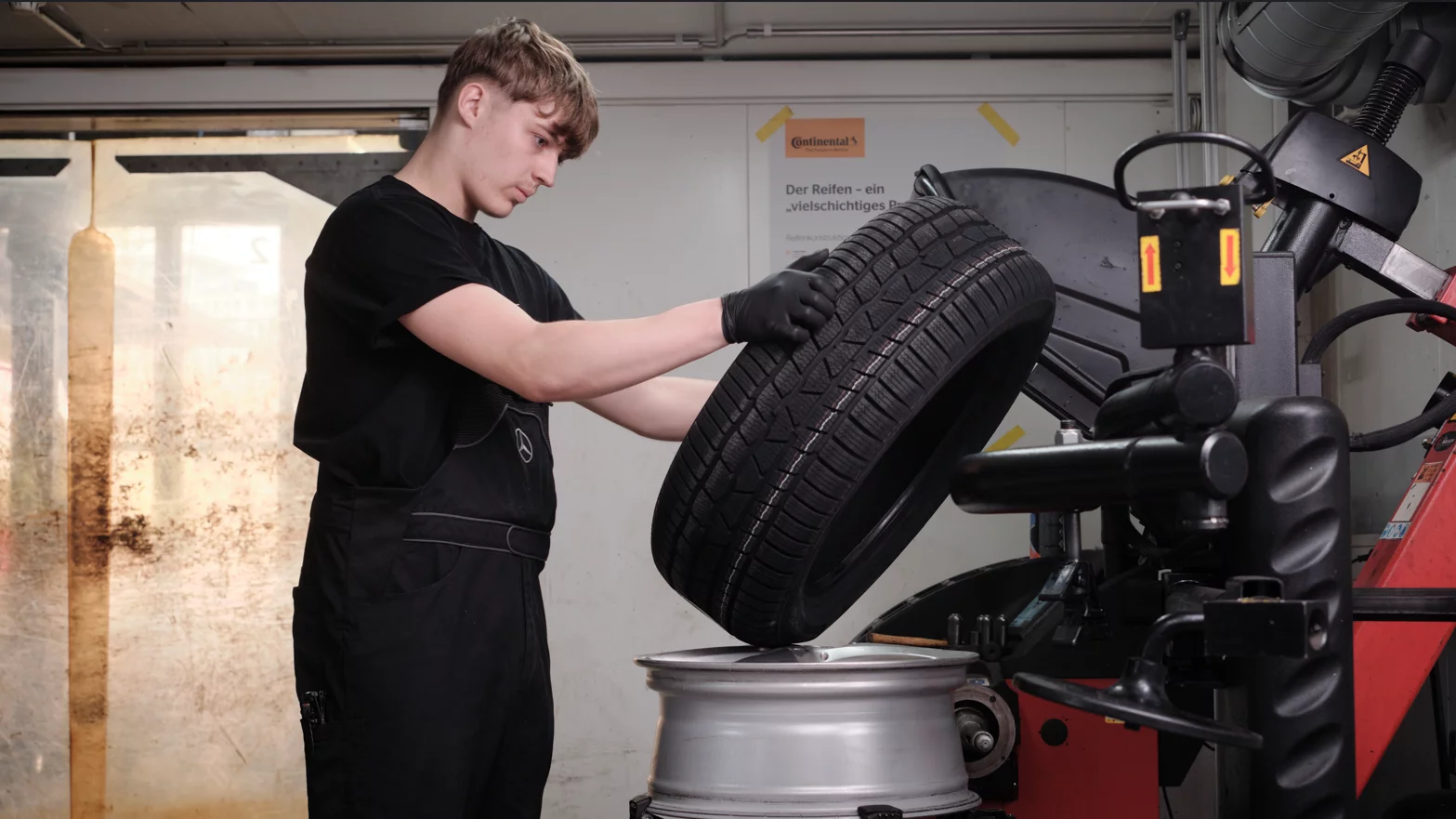 Automobil-Fachmann / Automobil-Fachfrau EFZ Fachrichtung Personenwagen während der Arbeit.