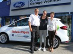 Die Aargauer Tennisspielerin Stefanie Vögeli (Mitte) mit Christian und Regula Müller vor ihrem neuen Ford C-Max.
